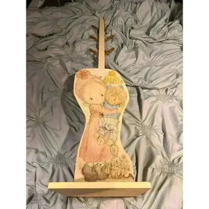 RARE VTG 1977 48"T BETSEY CLARK WOODEN "HOW TALL AM I" HALLMARK HAT RACK "